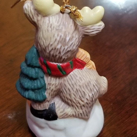 VINTAGE 1999 CVS DEER SITTING NEXT TO XMAS TREE - UNGLAZED TREE DECORATION - Picture 2 of 8